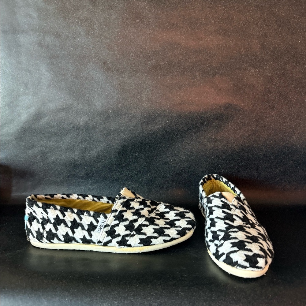 Toms Black and White Houndstooth Flats - Picture 2 of 5